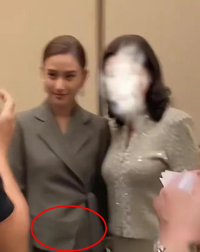 Cô tiếp tục để lộ vòng 2 lùm lùm, gương mặt tròn trịa tại một lễ trao giải vào cuối tháng 12