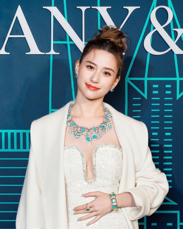 Chính chủ cũng tự đăng tải khoảnh khắc dùng tay che bụng