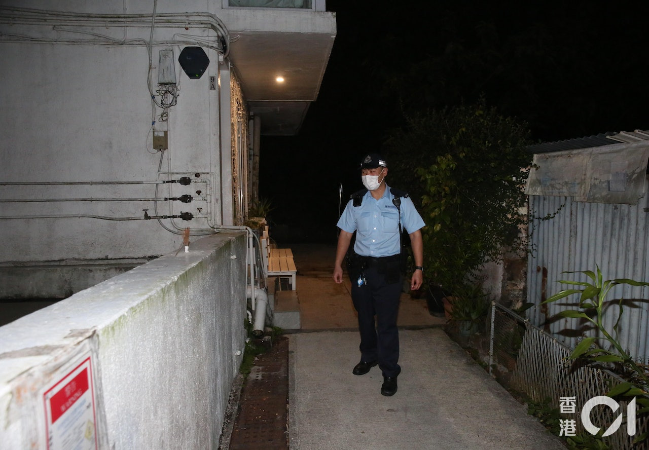 Cảnh sát có mặt trước căn hộ của Hà Quốc Vinh. 