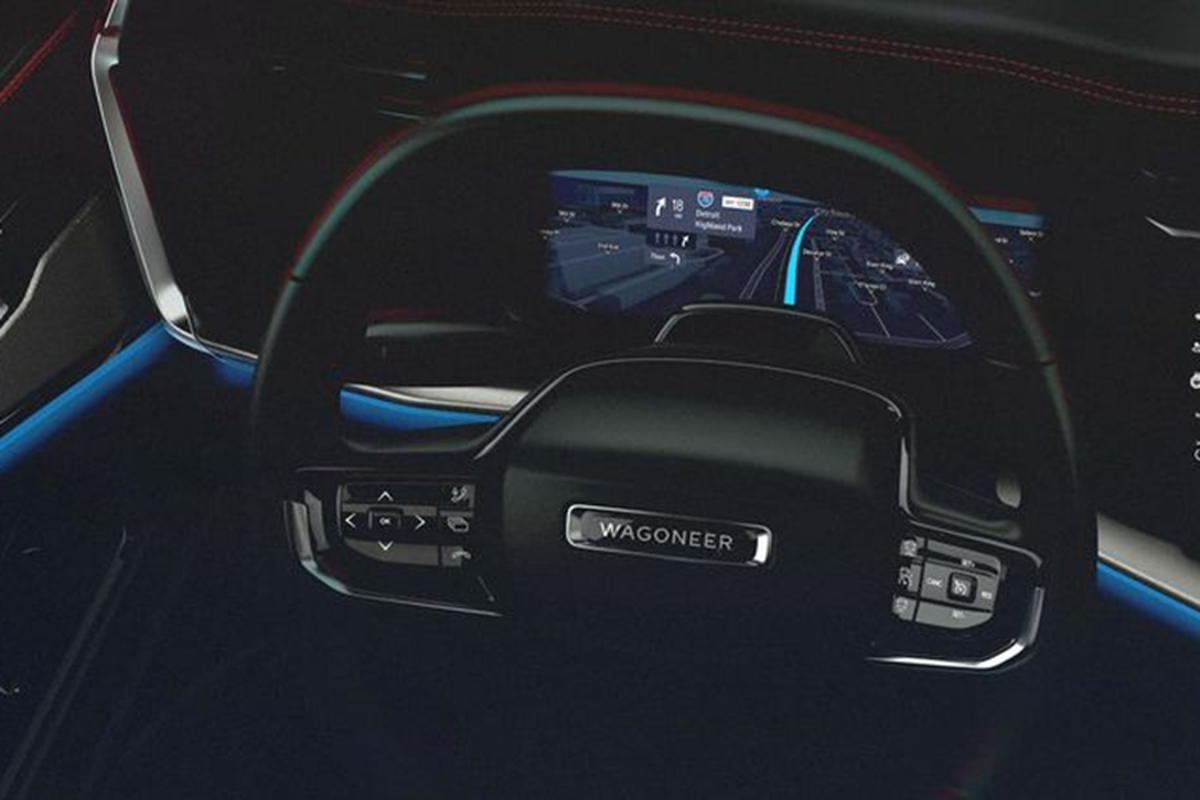 Bảng điều khiển trung tâm cũng khác biệt với các nút điều khiển được chuyển sang trái và hộc đựng cốc ở bên phải. Ngoài ra, dải đèn chiếu sáng nội thất nằm ngang mặt táp lô cũng là điểm nhấn khá thú vị.