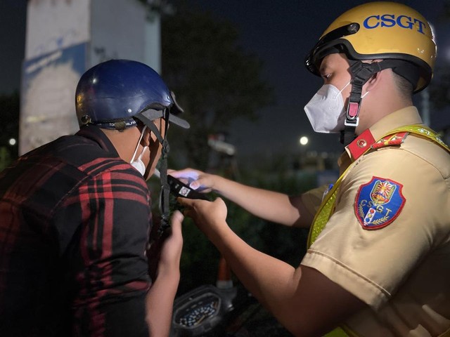 Lực lượng cảnh sát giao thông thực hiện kiểm soát lỗi vi phạm nồng độ cồn. Ảnh: Thái San