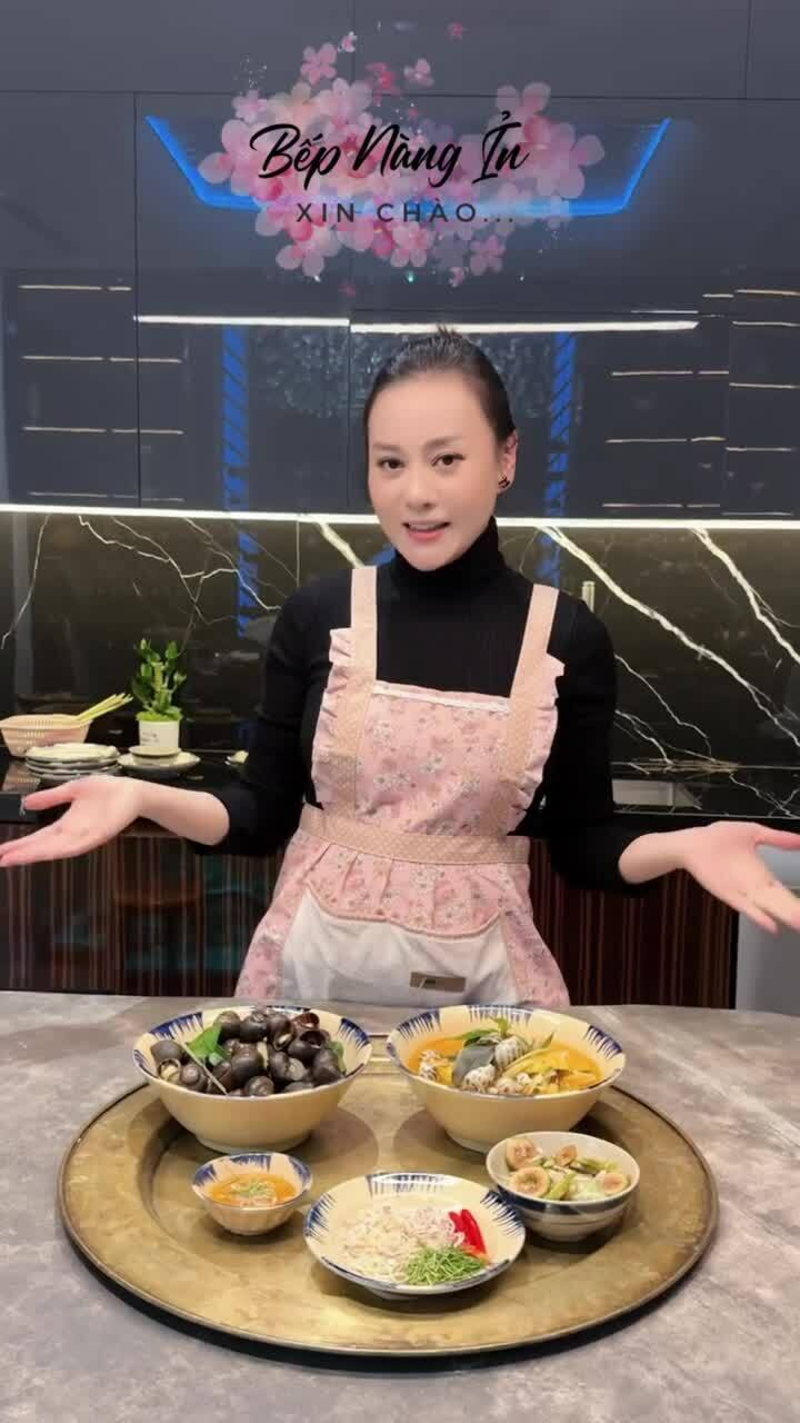 Thời gian qua, nữ diễn viên liên tục đăng tải clip vào bếp nấu ăn