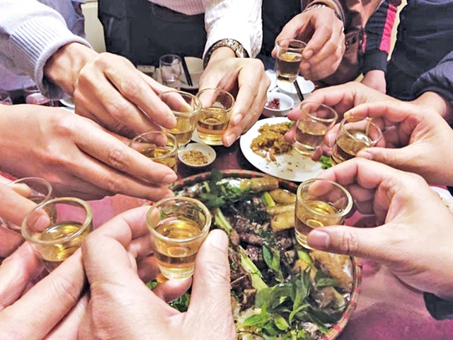 Chỉ sau 5 phút uống bia rượu đã có tác động lên não