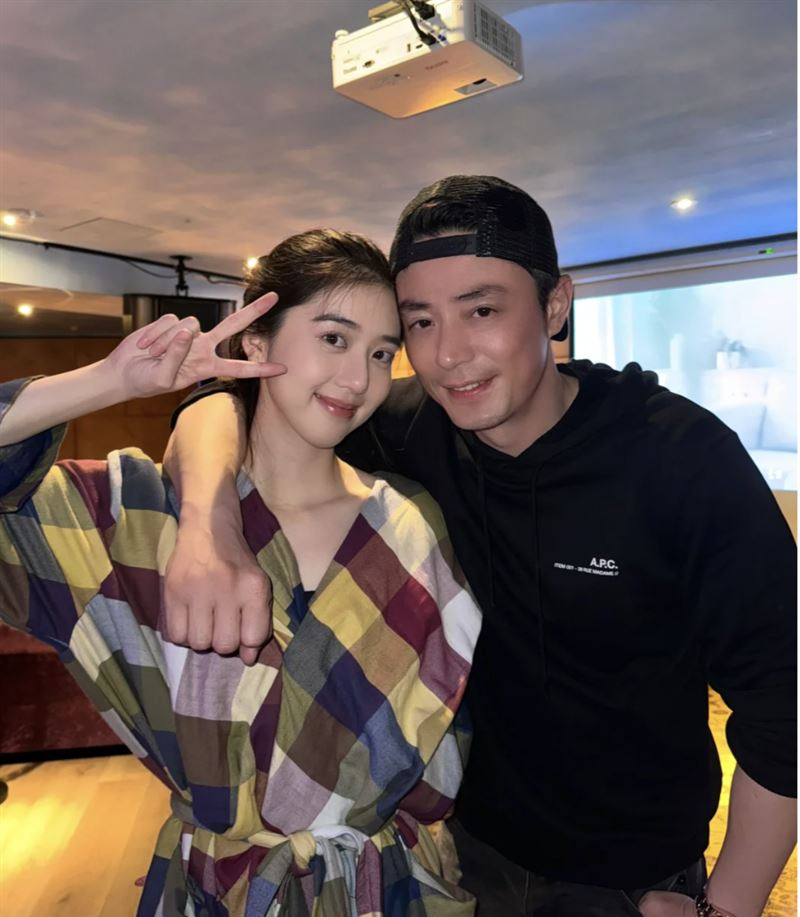 Hoắc Kiến Hoa khoác vai thân mật với bạn diễn nữ sinh năm 1999