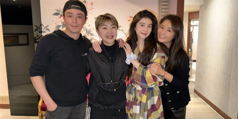 Lâm Tâm Như vẫn thoải mái chụp chung hình với bạn diễn nữ của chồng