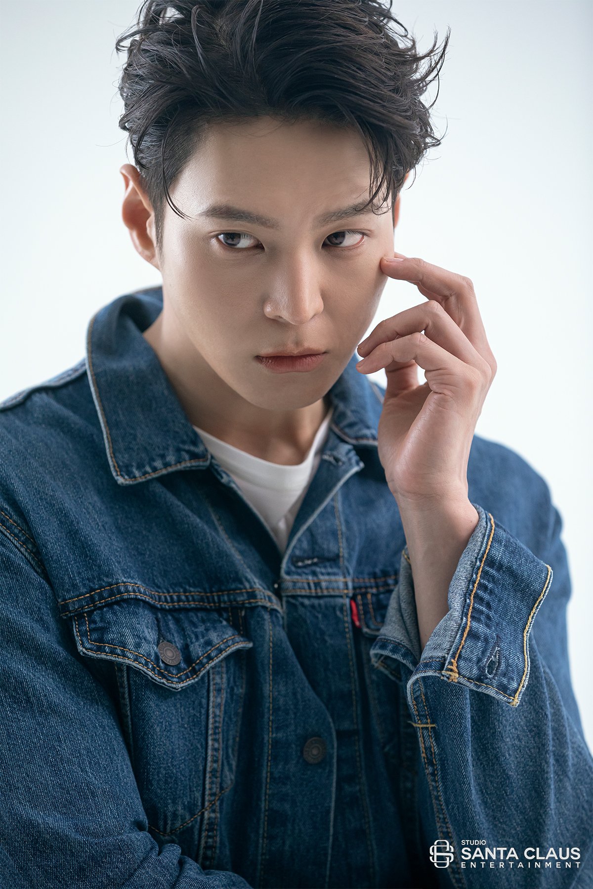 Joo Won từ lâu đã vươn lên hàng ngũ sao hạng A tại làng giải trí Hàn, được khán giả khắp châu Á biết đến nhờ loạt phim nổi đình nổi đám