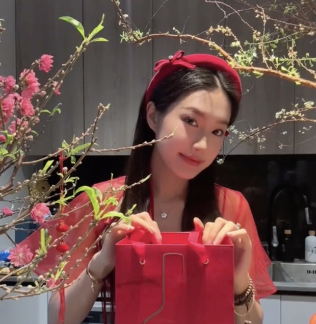 Tết này trong căn bếp nhà Văn Hậu đã có cô dâu xinh đẹp như hoa, khéo léo chăm sóc