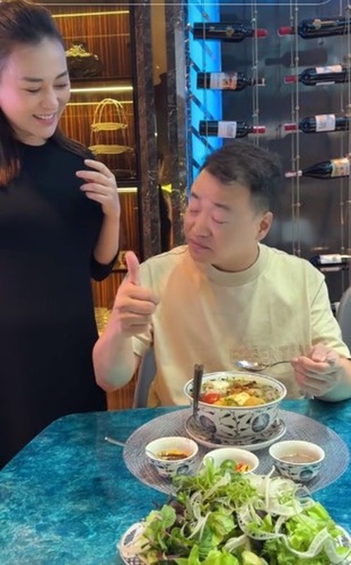 Là một doanh nhân giàu có nên ông xã của Phương Oanh - Shark Bình không ít lần được thưởng thức sơn hào hải vị. Thế nhưng, mỗi lần ăn đồ ăn vợ nấu, nam doanh nhân phải 