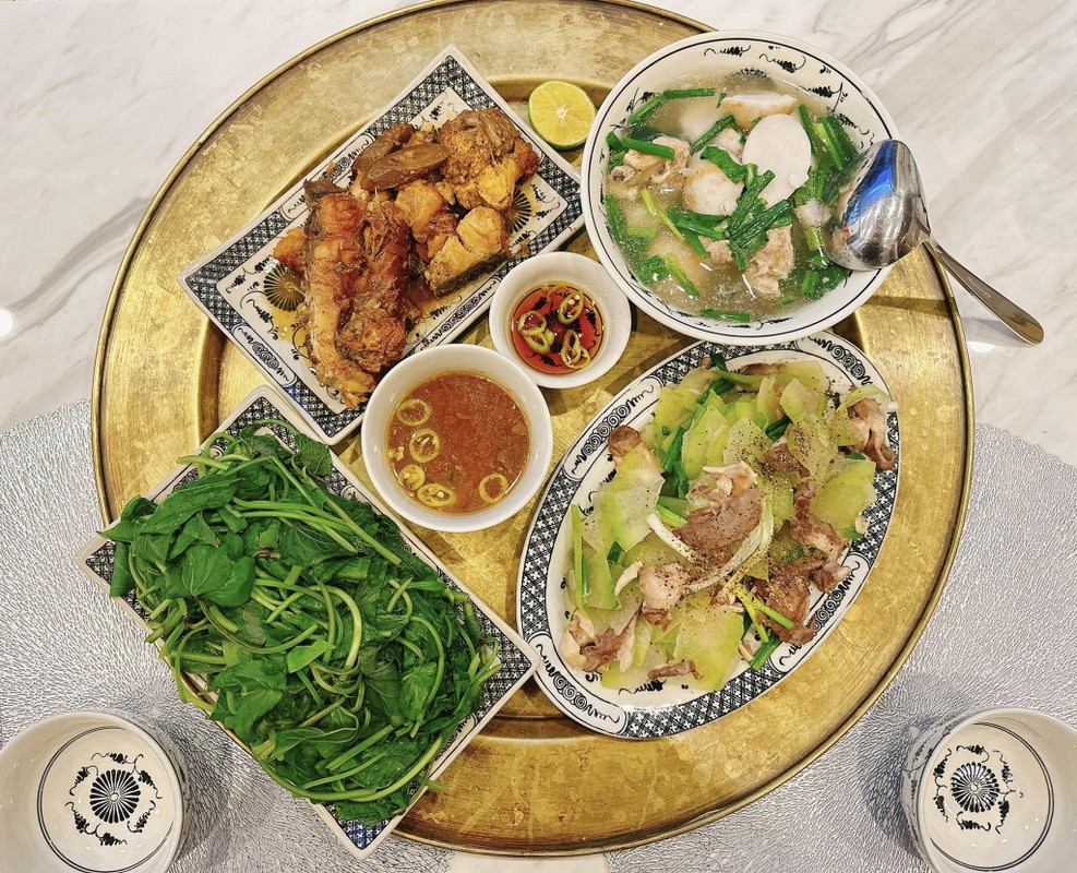 Bên canh đó, Phương Oanh còn khoe loạt mâm cơm tự nấu với thực đơn đa dạng từ món Việt lẫn món Âu, thay đổi món ăn từng ngày khiến chồng khó tính cũng phải khen.