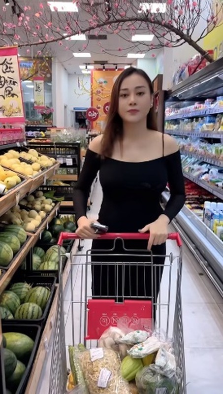 Dù bụng bầu vượt mặt nhưng gần dịp Tết Phương Oanh vẫn chăm chỉ đi chợ, vào bếp chuẩn bị những mâm cơm vừa ngon vừa đẹp mắt cho gia đình.