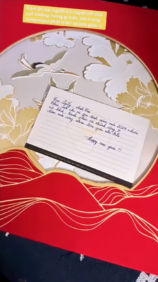 Anh Tú - LyLy cùng tặng quà Tết cho đồng nghiệp