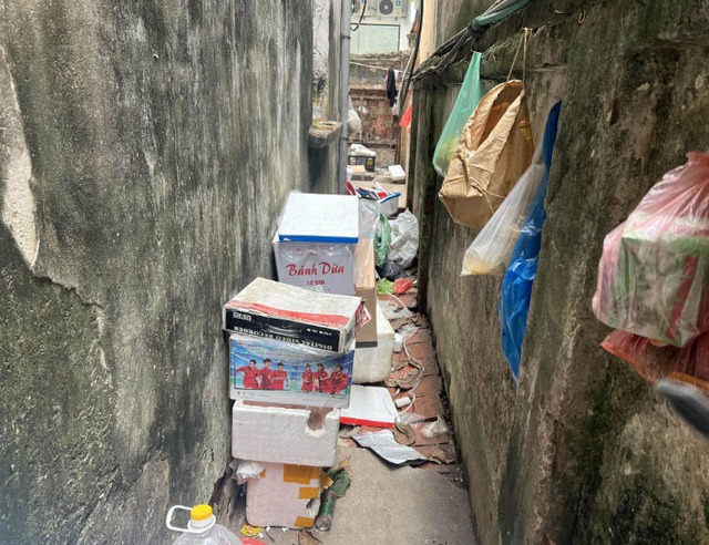 Rác, ve chai được bà Phượng nhặt ở khắp nơi, mang về chất đầy nhà. Ảnh: Người đưa tin