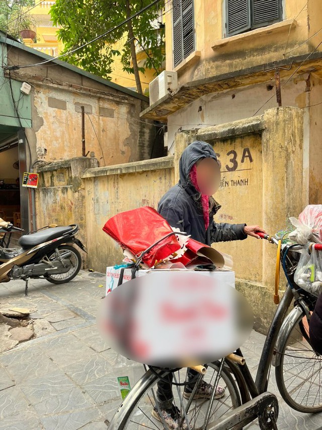 Bà Phượng vẫn ngày ngày nhặt rác, xin đồ từ thiện. Bà nói không làm vậy thì không có gì ăn. Ảnh: Tri thức & Cuộc sống