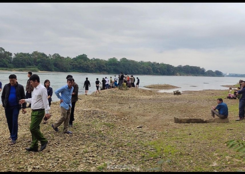 Khu vực bờ sông Lam, nơi 2 cháu bé mất tích