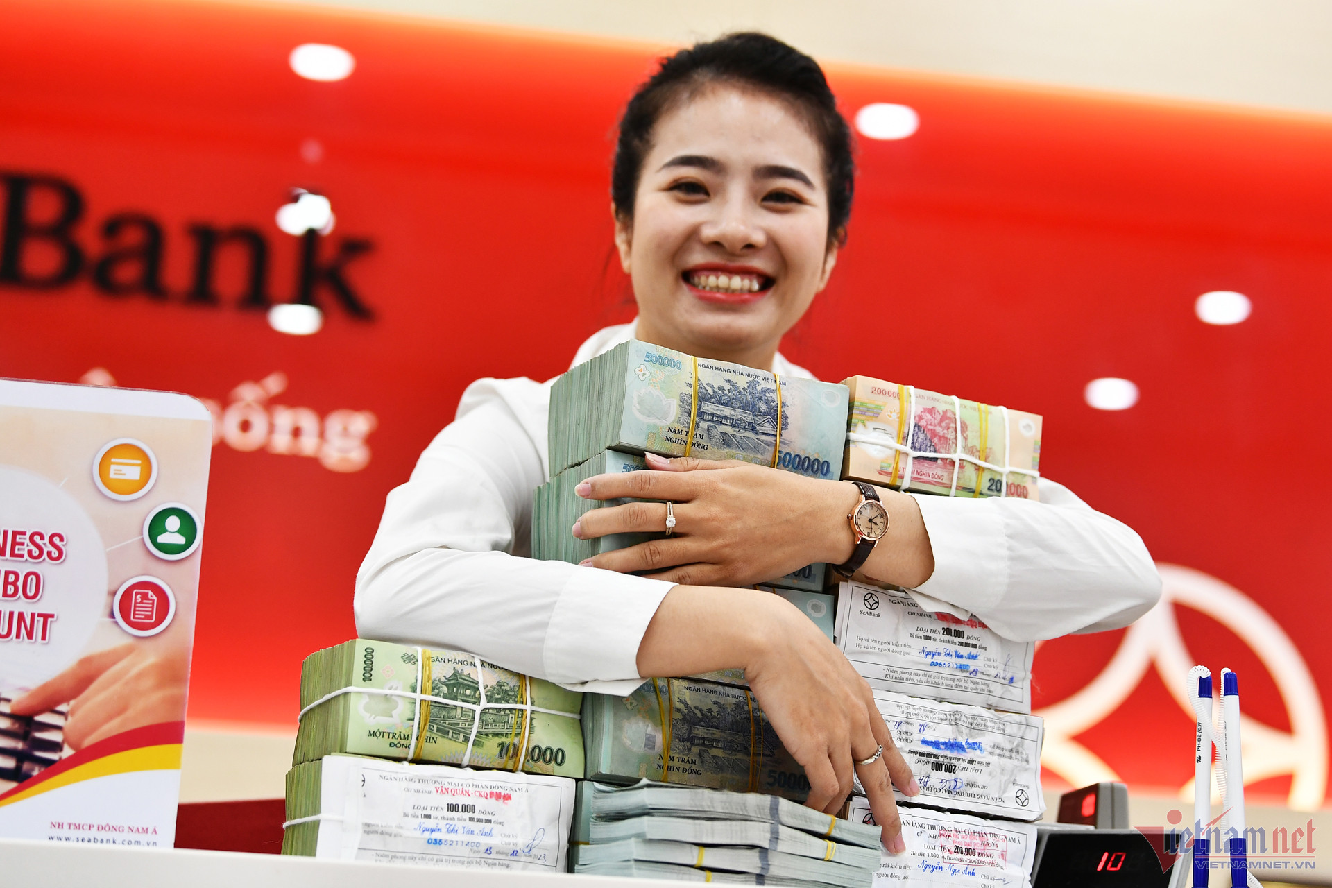  Thưởng Tết ngân hàng được nhiều người quan tâm. (Ảnh: Hoàng Hà).