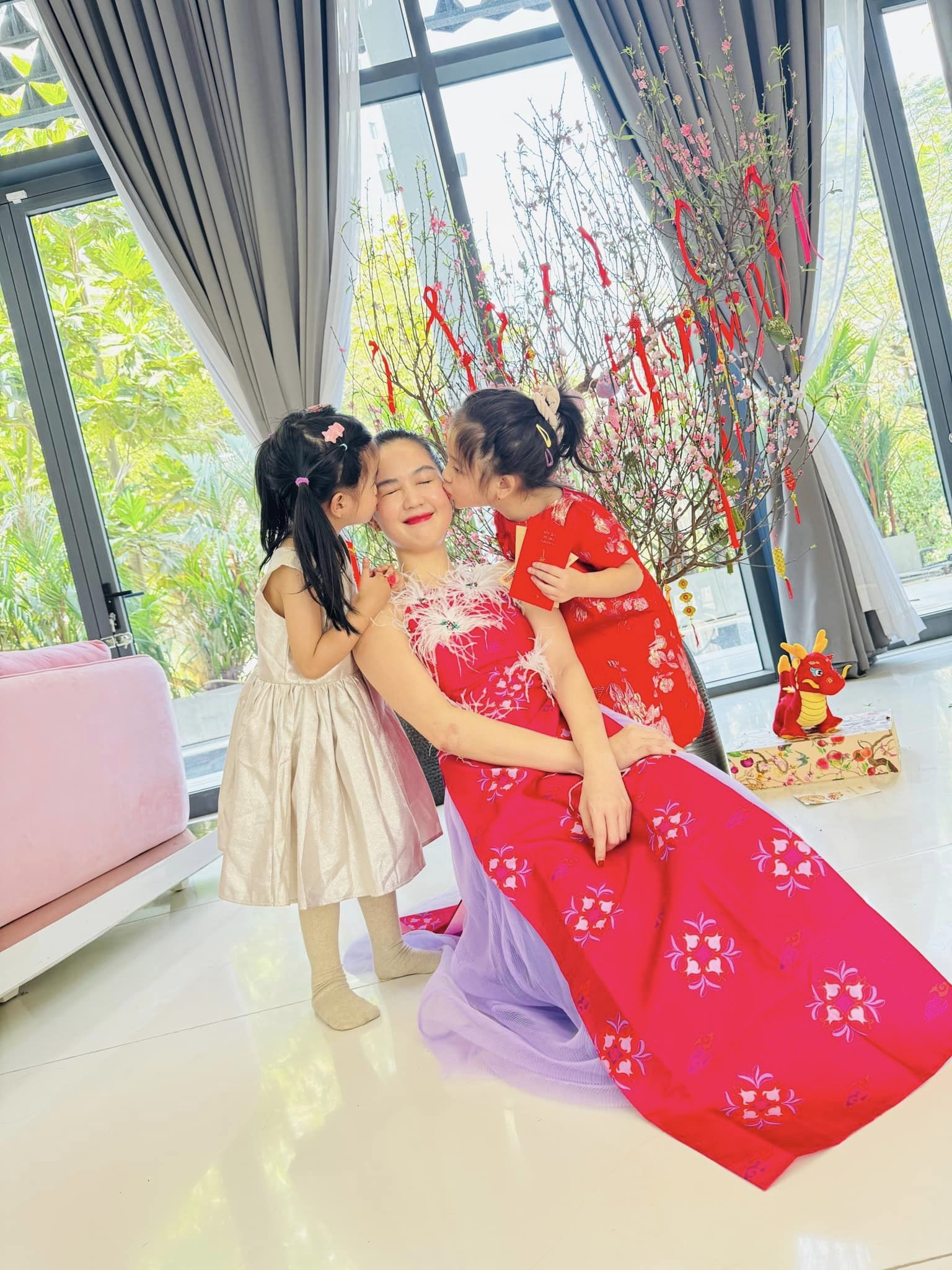 Người đẹp trông tươi tắn và rạng rỡ hơn sau khi được trả tự do