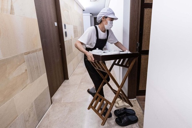 Nhân viên mang bữa trưa cho một người mẹ ở St. Park.