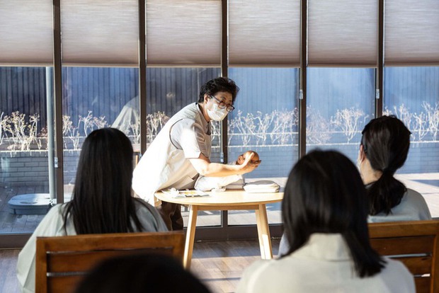 Lee Joo-bae, y tá trưởng tại St. Park, hướng đẫn cách bế và giúp em bé ợ hơi.