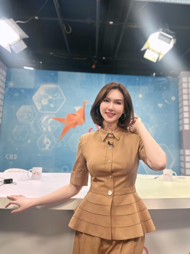 Hương Giang từng diễn xuất trong nhiều dự án phim như Cô Gái Nhà Người Ta, Lặng Yên Dưới Vực Sâu, Sống Chung Với Mẹ Chồng, Mùa Hoa Tìm Lại...