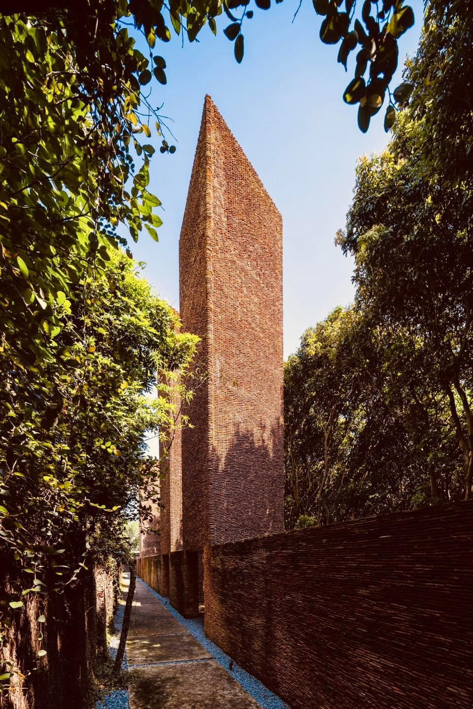 Trên trang cá nhân, con gái NSƯT Xuân Hinh chia sẻ hình ảnh biệt phủ độc đáo ở ngoại thành Hà Nội. Cô cho biết, công trình xây dựng theo kiến trúc và tư duy bảo tồn văn hoá dân gian trong dự án Bảo tàng Đạo Mẫu. 