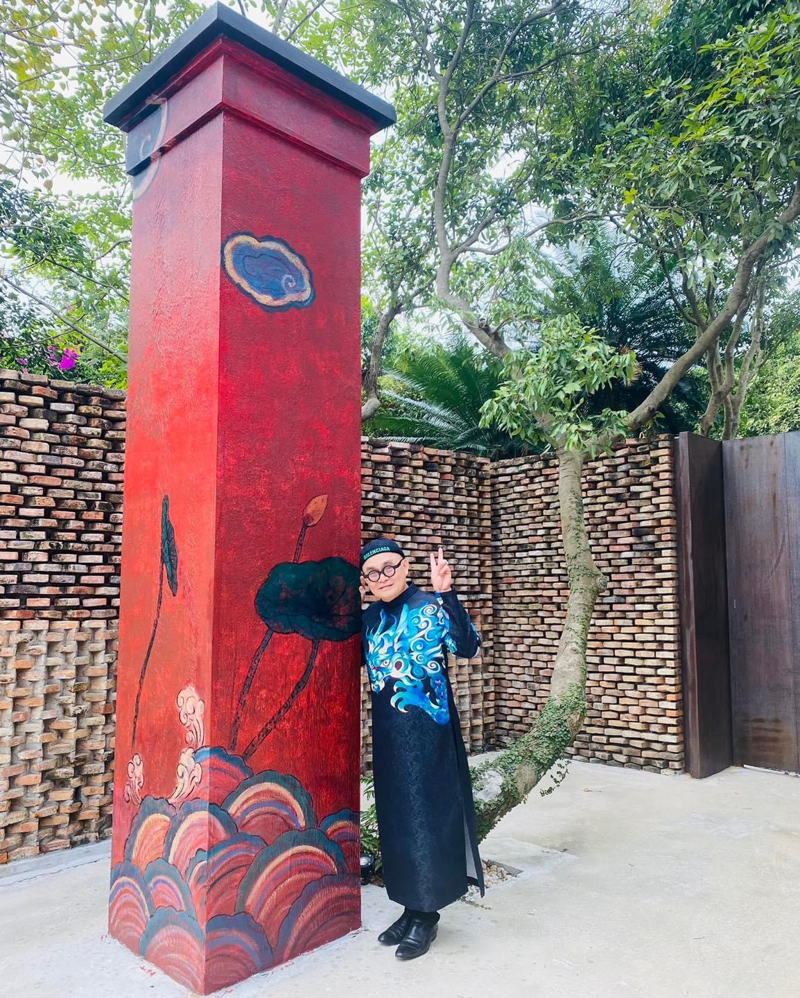 Dịp Tết Giáp Thìn, danh hài Xuân Hinh đưa bà xã và các con về thăm căn nhà độc lạ rộng hơn 5.000m2. Công trình được xây dựng từ 5 triệu viên ngói cổ và 1 triệu viên gạch thất cổ.