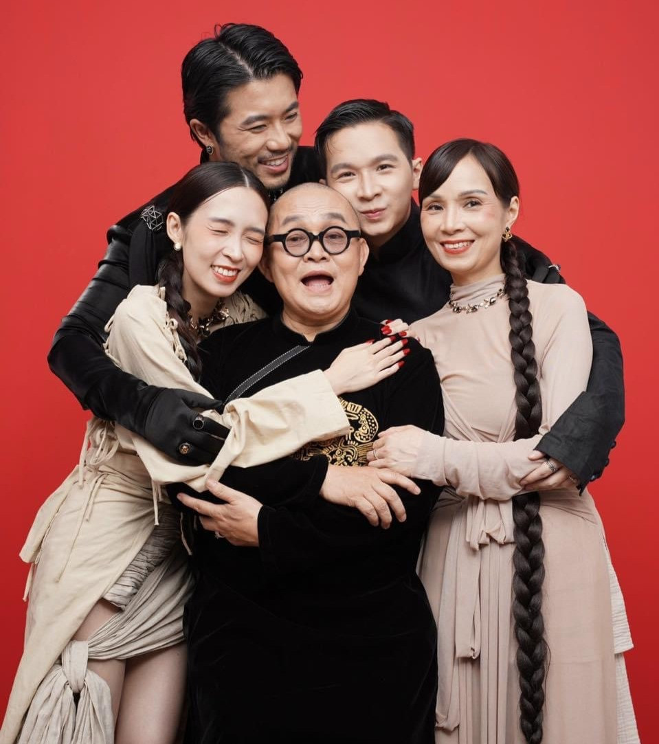 Nghệ sĩ Xuân Hinh sinh năm 1960, không chỉ được khán giả yêu mến bởi tài năng mà còn được ngưỡng mộ bởi gia đình hạnh phúc. Ông muốn giữ sự riêng tư của gia đình nên thường chỉ khoe vợ con vào những dịp trọng đại.