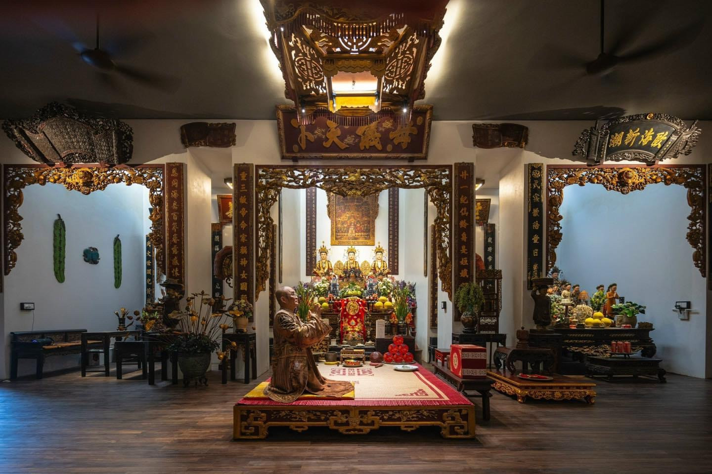 Nhà được thiết kế tích hợp các khu chức năng mới như nhà ở, phòng trưng bày và một nhà bếp xung quanh ngôi nhà cũ, hiện phục vụ như khu vực trưng bày hiện vật. Cơ ngơi của Xuân Hinh tiếp nối các loại hình nghệ thuật truyền thống. Biệt phủ nhấn mạnh tầm quan trọng của Đạo Mẫu, một hệ thống tín ngưỡng Việt Nam và thể hiện nghệ thuật phản ánh huyền bí, bắt nguồn sâu sắc trong nền văn hóa dân tộc. 