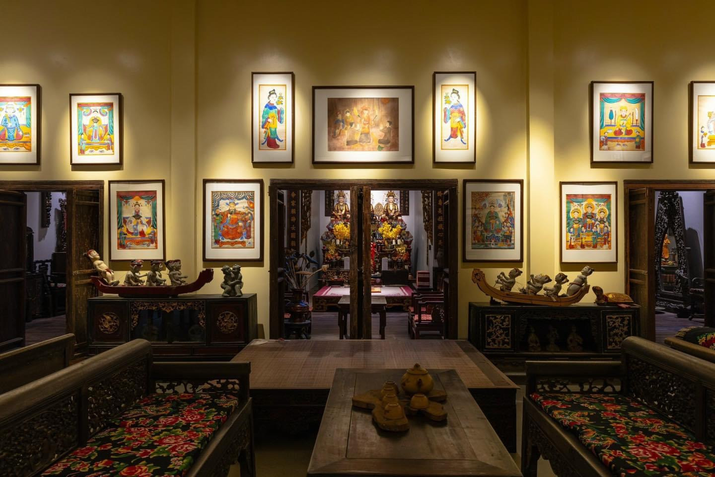 Chia sẻ với VietNamNet, nghệ sĩ Xuân Hinh từng cho biết đã dành nhiều tâm huyết cho khu vực thờ cúng, uống nước nhớ nguồn của mình. Mọi vật phẩm trang trí, trưng bày đều được danh hài Xuân Hinh đi nhiều nơi, sưu tầm nhiều năm.