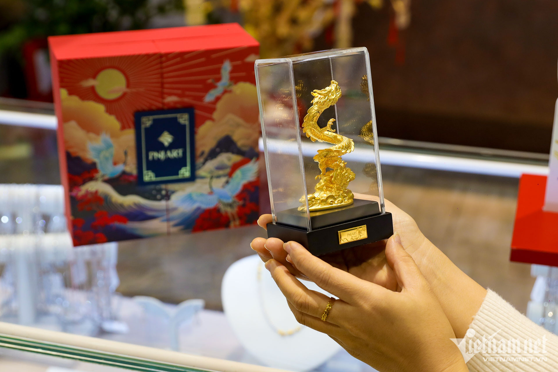 Tại một tiệm vàng ở phố Cầu Giấy (Hà Nội), nhân viên đang giới thiệu cho khách hàng loạt thiết kế trang sức, vàng tài lộc, quà tặng vàng phù hợp với nhiều người. Đặc biệt nhất là bộ sưu tập quà tặng 