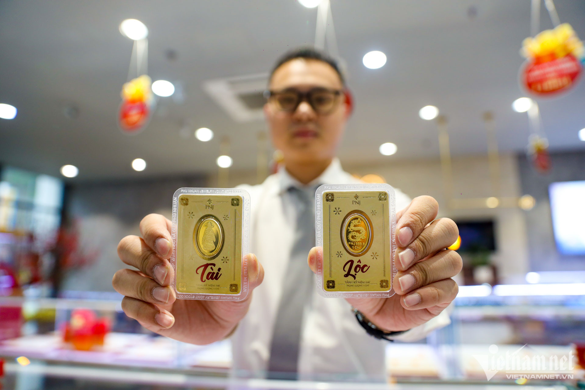 Với chữ An mang ý nghĩa tân niên bình an đáo; Phú: Xuân nhật phú quý lai; Quý: Lập xuân đa phú quý; Phát: Tân xuân phát lộc tài; Lộc: Minh niên nghênh vạn lộc; Tài: Tiết Xuân vượng đức tài. Mỗi miếng vàng có trọng lượng 1 chỉ.