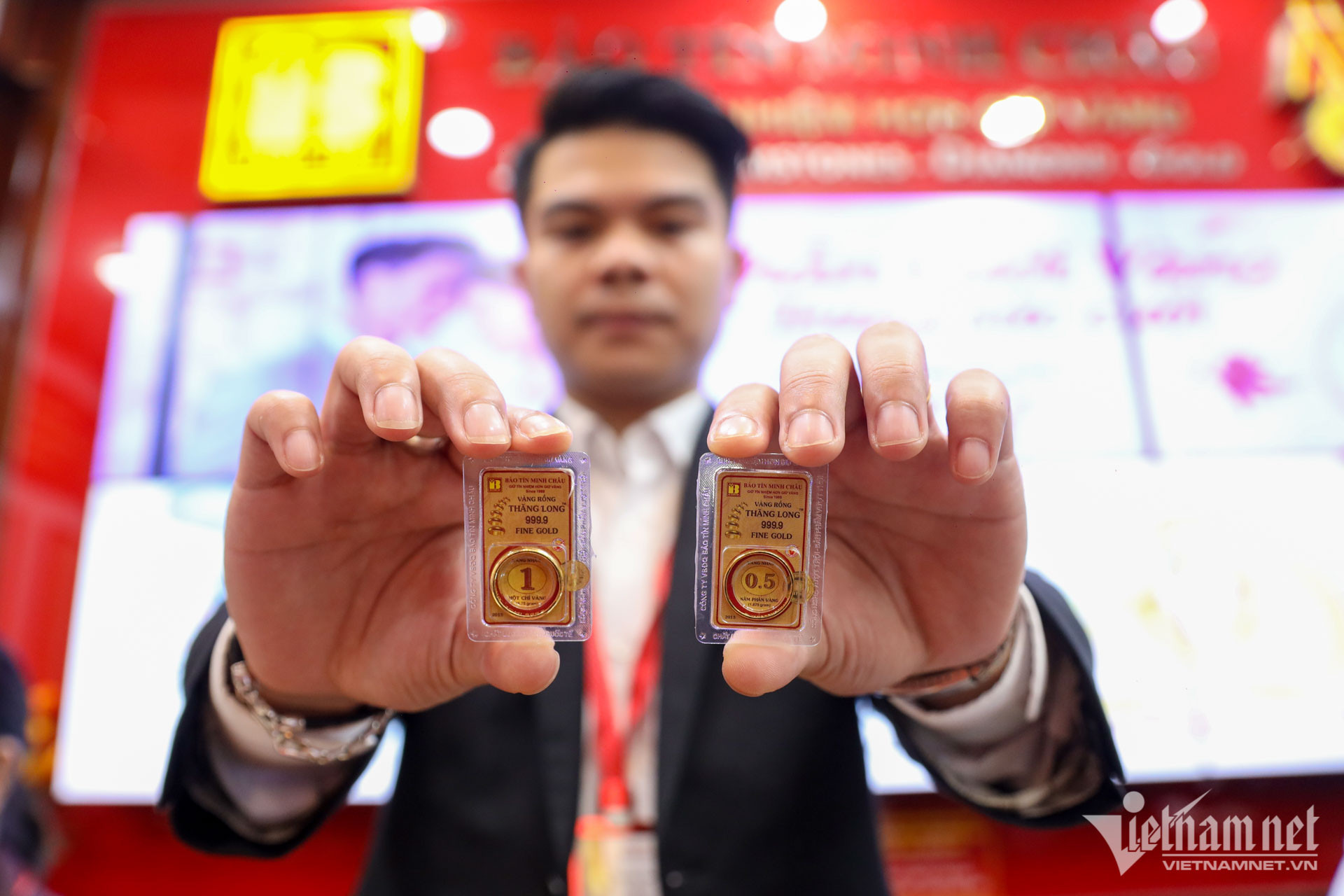 Tại một cửa hàng vàng khác, nhẫn tròn trơn được kỳ vọng là sản phẩm hút khách nhất dịp vía Thần tài. Vàng miếng SJC sau khi tăng giá lên mức 79 triệu đồng/lượng, chiều 16/2 bỗng quay đầu giảm. Sản phẩm này phù hợp cho những ai có nhu cầu tích trữ.