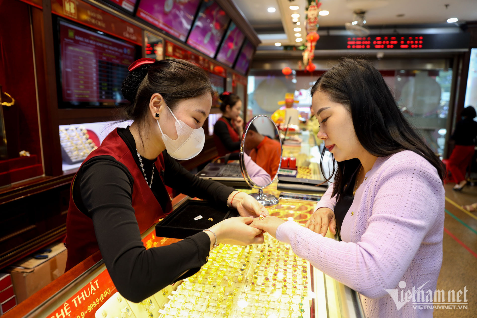 Trang sức vàng với họa tiết rồng, nhẫn kim tiền, nhẫn kiểu cho nữ, nhẫn phúc lộc thọ cho nam, dây tết charm gắn các loại hoa sen, tỳ hưu, chuỗi ngọc gắn charm, vòng, lắc tay gắn charm, bi phay... mang chủ đề chiêu tài, hút lộc, may mắn cũng đã được bày bán tại các cửa hàng, phục vụ nhu cầu tăng cao vào những ngày tới.