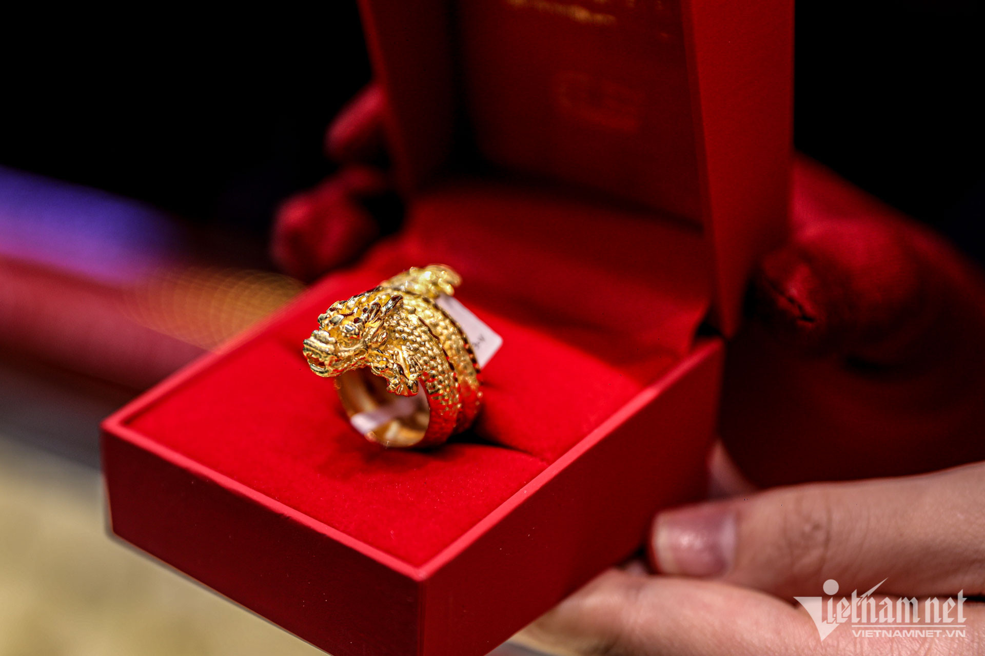 Không chờ đến ngày 10 tháng Giêng, nhiều người ngại đông đúc đã đi mua vàng nhân dịp đầu năm mới để lấy may.