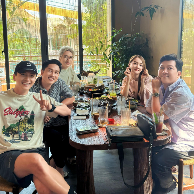 Trường Giang - Nhã Phương cùng đi ăn, thoải mái chụp ảnh cùng đồng nghiệp giữa lúc bị réo tên liên tục