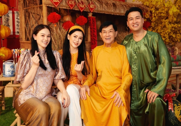 Linh Rin tươi tắn chụp ảnh cùng gia đình chồng hào môn