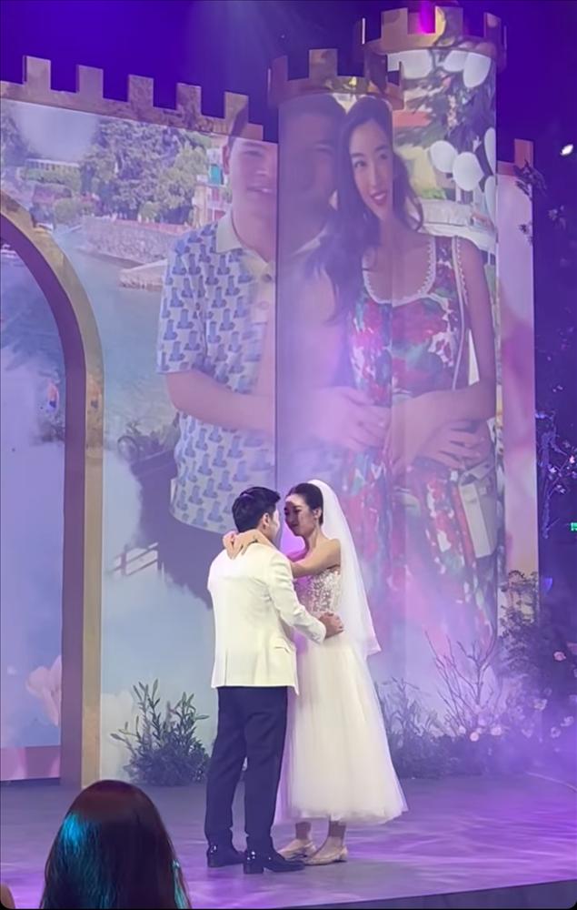 Trong lễ cưới, Đỗ Mỹ Linh thể hiện sự tinh tế với chồng qua cách chọn lựa kiểu giày