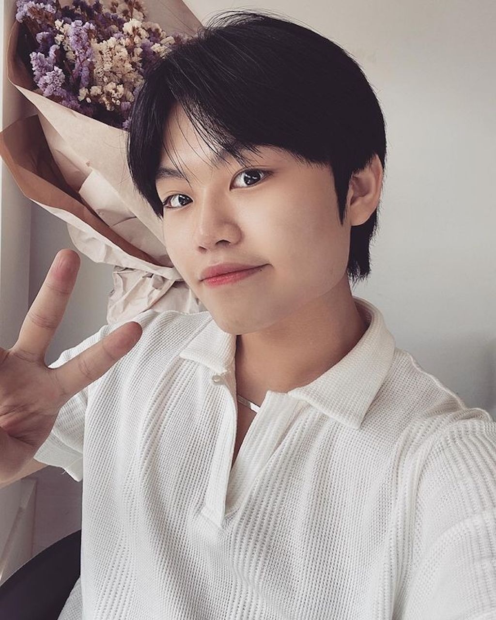 Nhanh chóng nổi tiếng từ sớm khiến Hwang Min Woo gặp không ít phiền toái. Cậu từng bị bạn bè dọa nạt vì nổi tiếng. Tại chương trình Good day , “tiểu PSY” kể sợ bị đàn anh trong trường đánh. Phải mất một thời gian mọi chuyện mới bình ổn khi nhờ đến sự can thiệp của phụ huynh.