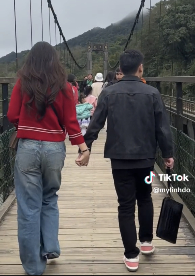 Nàng hậu chỉ ăn diện giản dị, không dùng giày cao khi đi du lịch với chồng