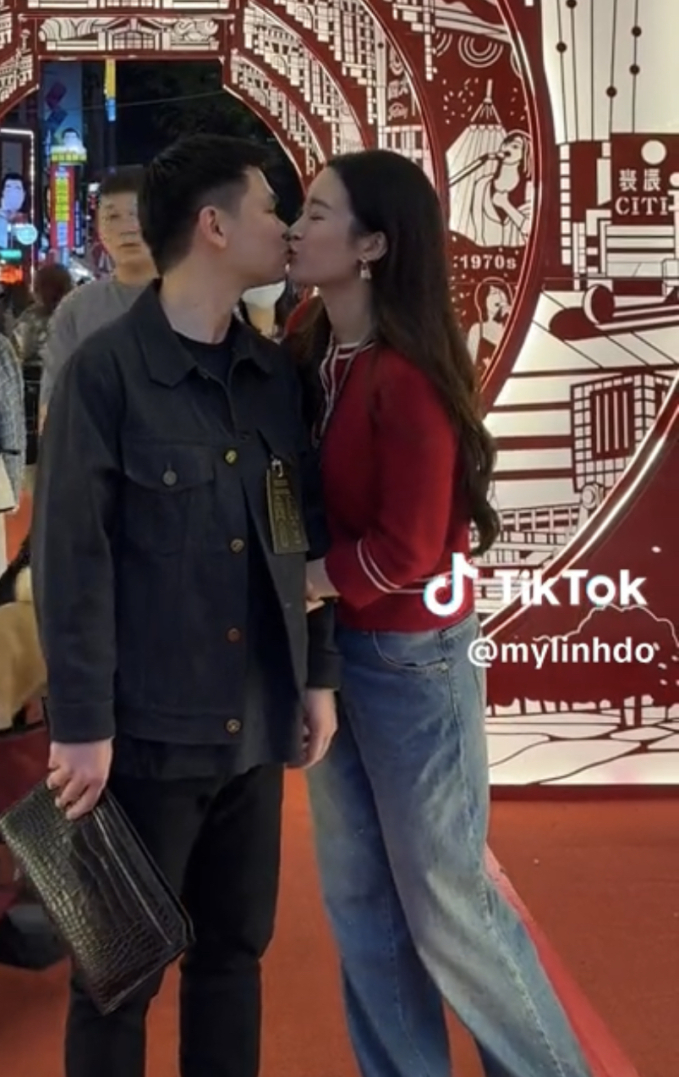 Dù lệch chiều cao nhưng Đỗ Mỹ Linh luôn khéo léo mỗi khi xuất hiện cùng chồng thiếu gia