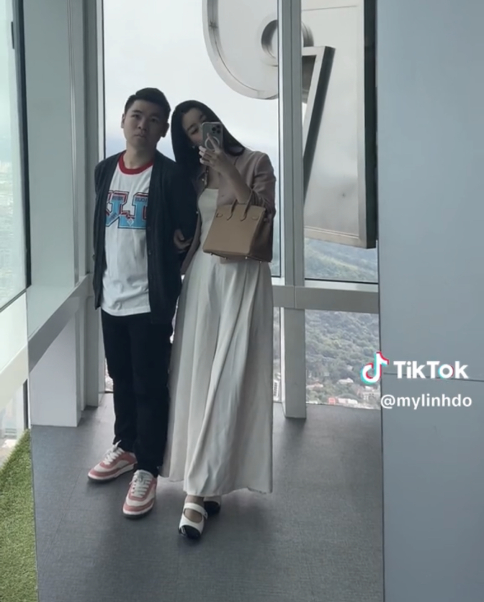 Hoa hậu Đỗ Mỹ Linh mang giày thấp, tạo dáng không 