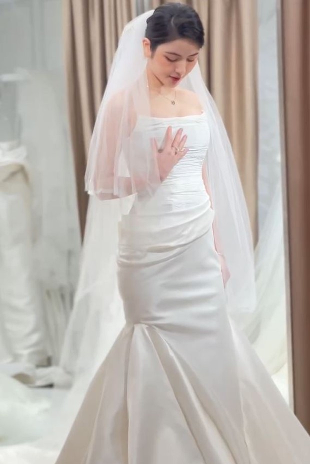 Chu Thanh Huyền khoe trọn nước da trắng mịn