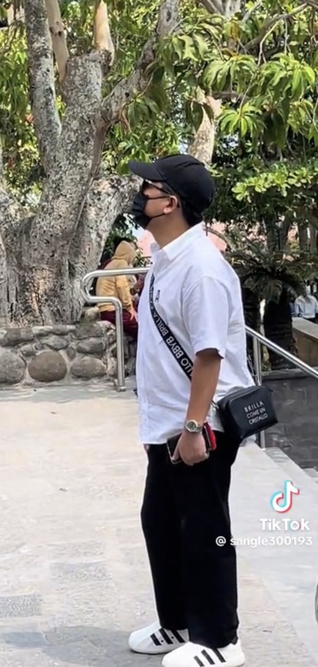 Trường Giang che kín mặt, dứng một góc phía sau để dõi theo vợ