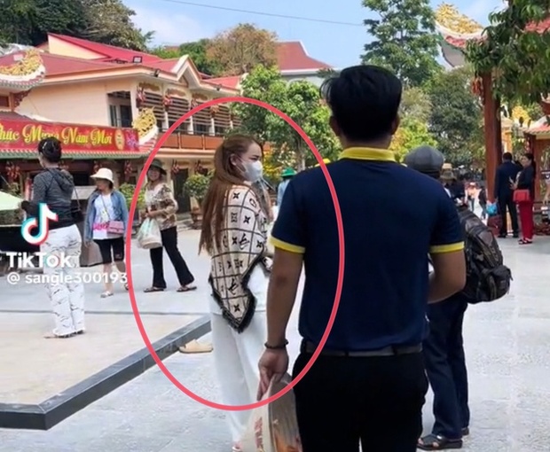 Nhã Phương diện đồ giản dị, âm thầm cùng Trường Giang đi lễ ở núi Bà Đen, Tây Ninh