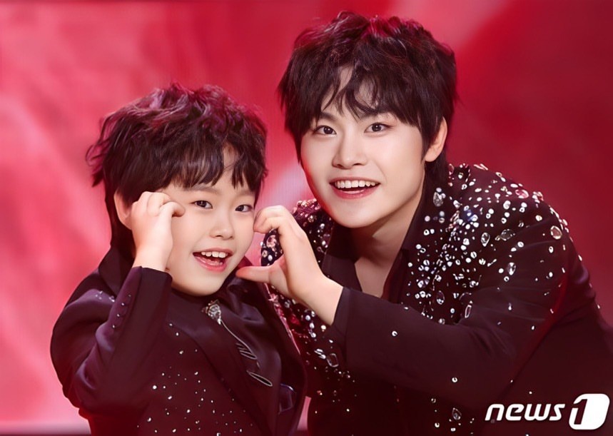 Cậu cùng em trai Hwang Min Woo được gia đình ủng hộ theo đuổi nghệ thuật. Hai anh em phối hợp trong những sản phẩm đăng tải trên mạng xã hội, đặc biệt cả hai đều yêu thích phong cách nhạc trot. Năm 2020, Min Woo có mặt trong top 10 cuộc thi Voice Trot của đài MBN, em trai Min Ho ghi danh ở show ca nhạc Mistertrot, vào top 16.