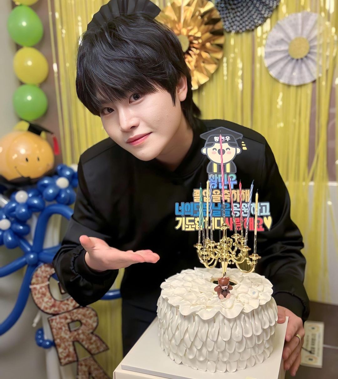 Cơ duyên PSY tìm thấy Min Woo thông qua chương trình Korea's Got Talent (2010), cậu được phía nam ca sĩ liên hệ và nổi tiếng nhờ vai diễn khách mời.