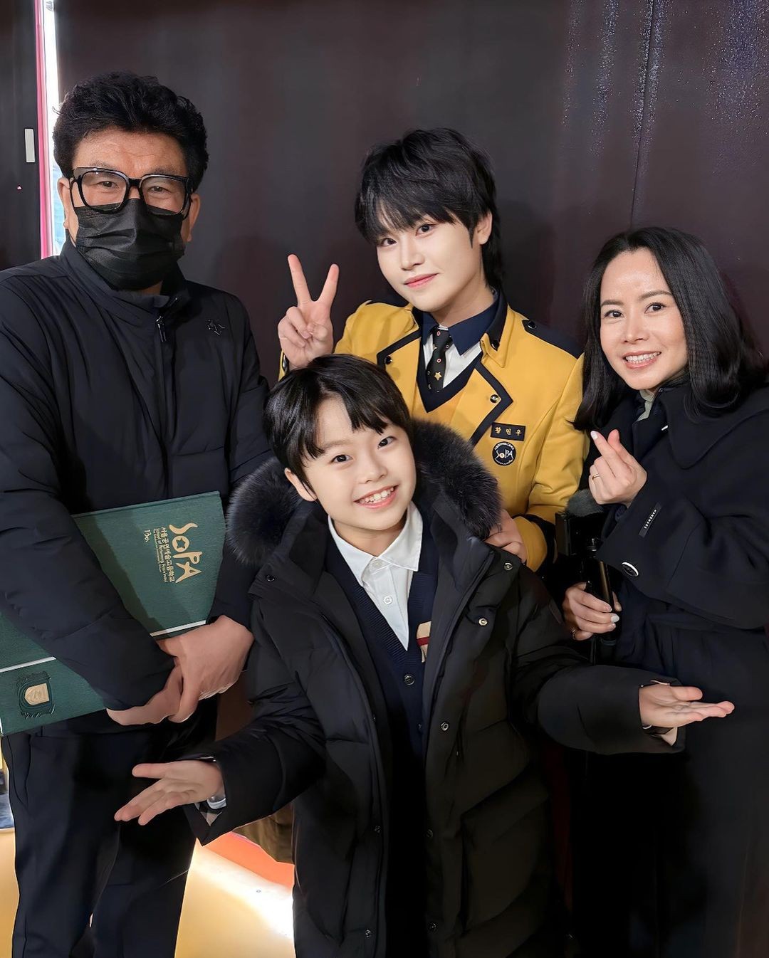 Hwang Min Woo theo học tại trường Biểu diễn Nghệ thuật Seoul (SOPA), ngôi trường mang tính biểu tượng và từng là nơi đào tạo của nhiều thần tượng lớn như Jungkook (BTS), Kai, Sehun (EXO), YunHo (ATEEZ)…