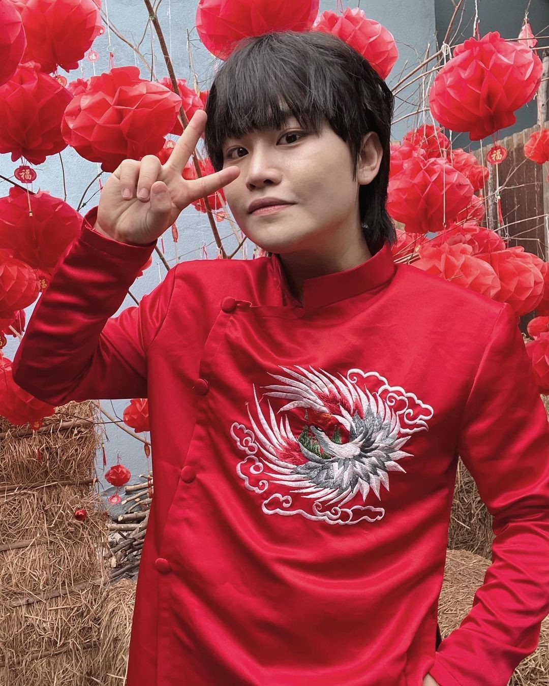 Không có vẻ bề ngoài quá nổi bật nhưng Min Woo được đánh giá cao bởi khả năng trình diễn và làm chủ sân khấu. Cậu có nhiều tài khoản mạng xã hội tương tác với người hâm mộ như Instagram với hơn 32.000 người theo dõi, TikTok hút hơn 100.000 tài khoản nhấn quan tâm.