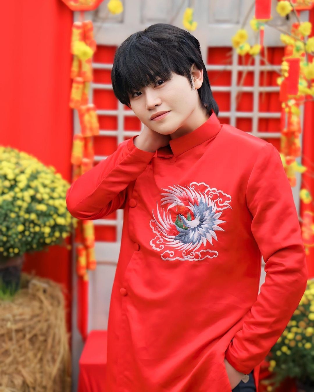 Có bố người Hàn Quốc, mẹ gốc Đồng Nai (Việt Nam), Hwang Min Woo từng nhiều lần về quê hương. Dịp Tết Nguyên đán Giáp Thìn 2024, Min Woo cùng em trai và bố mẹ trao phần quà cho nhiều hộ gia đình khó khăn ở huyện Định Quán, Đồng Nai.