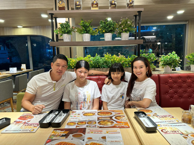 Dù bận rộn đến đâu, vợ chồng Bình Minh luôn dành thời gian chăm sóc và giáo dục hai cô con gái