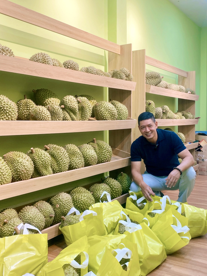 Gần đây, siêu mẫu đình đám một thời mở cửa hàng bán sầu riêng và được nhiều sao Việt ủng hộ